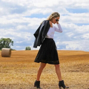 EUC Trina Turk Blace Lace Knee Length Flirty Full Skirt Size 6